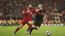 Pemain Atletico Madrid, Koke, berebut bola dengan penyerang Liverpool, Mohamed Salah, pada laga Liga Champions di Stadion Anfield, Rabu (11/3/2020). Liverpool takluk 2-3 dari Atletico Madrid. (AP/Jon Super)