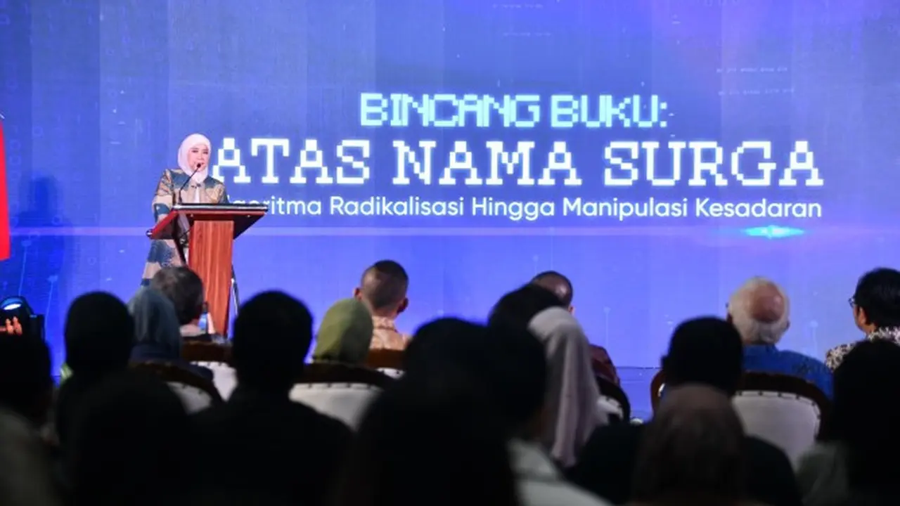 Menkomdigi Meutya Hafid menyampaikan keynote speech pada diskusi publik dan bedah buku “Atas Nama Surga: Algoritma Radikalisasi Hingga Manipulasi Kesadaran” di Jakarta. Credit: Komdigi