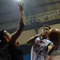 Pebasket Aspac Jakarta, Fandi Ramadhani (kiri) berusaha menghalangi gerakan pemain SM Britama, Hardianus di laga NBL Championship 2015 di Jakarta, Senin (4/5/2015). SM Britama unggul 59-53 atas Aspac Jakarta. (Liputan6.com/Helmi Fithriansyah)