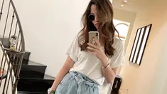 Dengan kaos oblong putih serta bawahan denim, aktris kelahiran 1990 ini tetap modis bahkan penampilannya bak remaja kekinian.(Liputan6.com/IG/@ramadhaniabakrie)