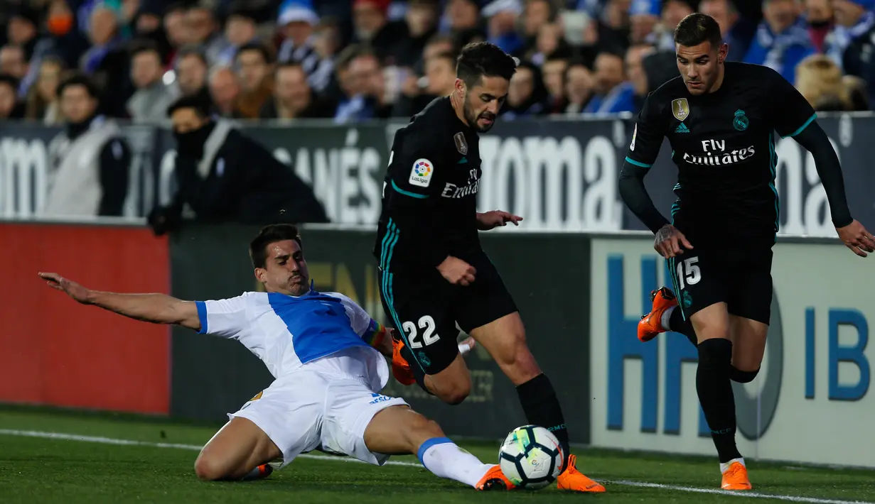 Pemain Real Madrid, Isco berebut bola dengan pemain Leganes, Gabriel Appelt pada partai tunda pekan ke-16 La Liga Spanyol di Estadio Municipal de Butarque, Rabu (21/2). Real Madrid menang 3-1 atas Leganes meski sempat ketinggalan. (AP/Francisco Seco)