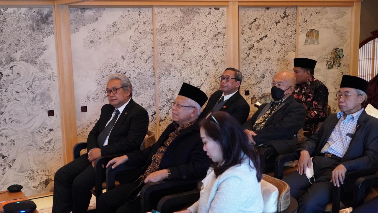 Wakil Presiden (Wapres) Ma’ruf Amin saat melakukan dialog dengan Diaspora Indonesia Pelaku Bisnis Produk Halal yang digelar secara hybrid di Hotel Mitsui Kyoto, Jepang, Selasa (7/3/2023).