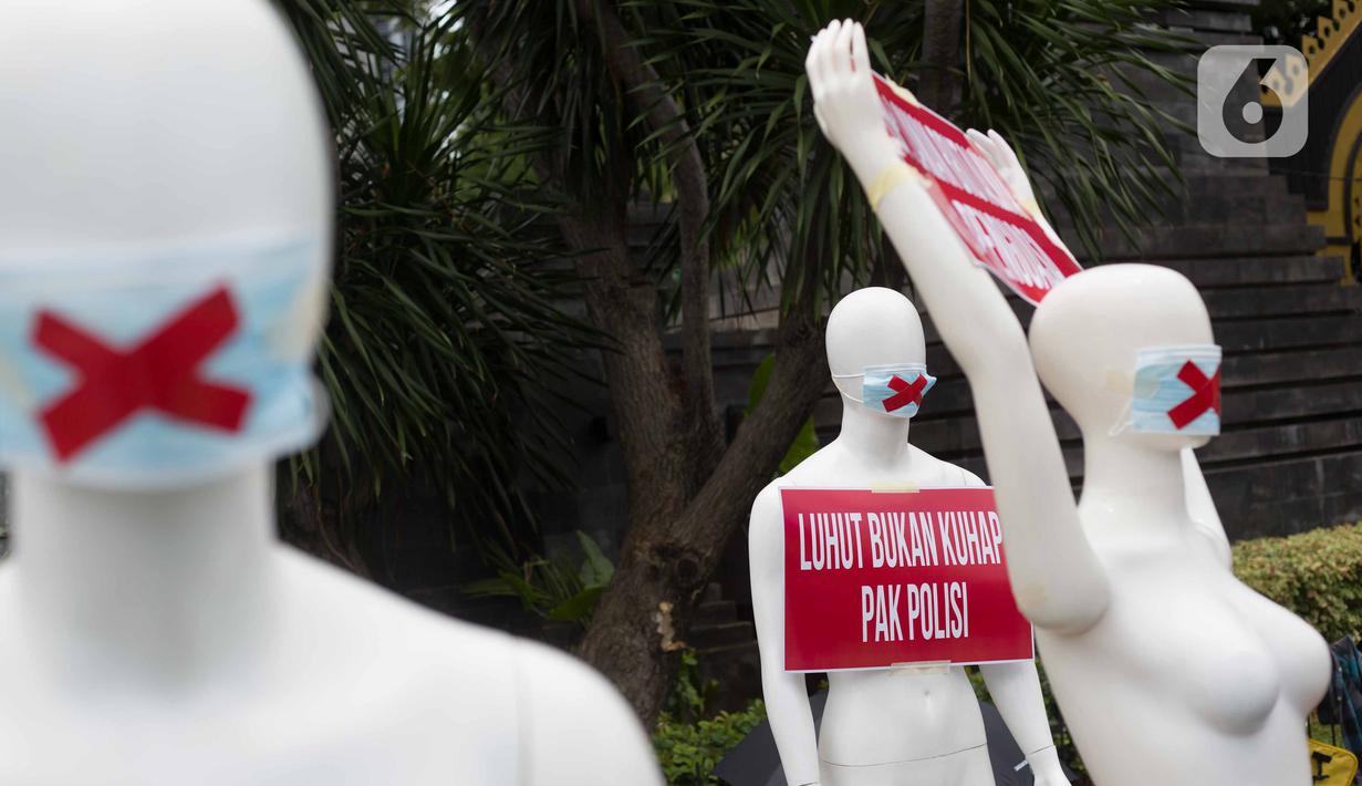 Sejumlah manekin dan poster tuntutan saat dipajang di depan Polda Metro Jaya, Jakarta, Senin (21/3/2022). Aksi itu bentuk dukungan terhadap Haris Azhar dan Fatia Maulidiyanti saat menjalani pemeriksaan terkait kasus dugaan pencemaran nama baik Luhut Binsar Pandjaitan. (Liputan6.com/Faizal Fanani)