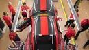 Pekerja memasang pintu mobil sport Porsche GT2RS di pabrik Porsche di Stuttgart, Jerman (26/1). Perusahaan Porsche membagikan bonus besar kepada karyawannya karena hasil penjualan mereka mencapai rekor tertinggi tahun lalu. (AFP Photo/Thomas Kienzle)