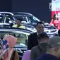 Pengunjung mengecek kondisi mobil yang dipamerkan pada Indonesia International Motor Show 2018 di JIExpo, Jakarta, Minggu (29/4). Hingga Jumat (27/4), IIMS 2018 telah mencatatkan angka kunjungan 408.352 orang. (Liputan6.com/Helmi Fithriansyah)