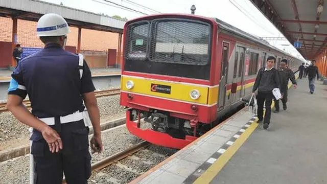 KRL commuter line. ©2015 merdeka.com/arie basuki