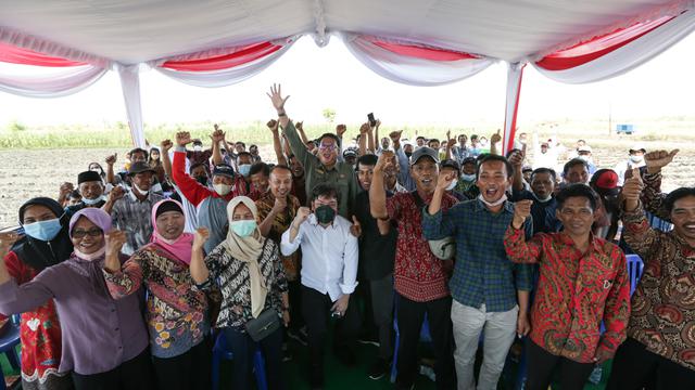 Petani tembakau saat Tanam Raya Tembakau di Wonogiri, Jawa Tengah, 7 Juli 2022.