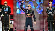 Juara dunia dan pembalap McLaren asal Inggris, Lando Norris (kanan), menyaksikan pembalap Red Bull Racing asal Belanda, Max Verstappen (tengah), merayakan kemenangan di samping pembalap McLaren asal Australia, Oscar Piastri, yang berada di podium pada akhir Grand Prix Formula Satu Abu Dhabi di Sirkuit Yas Marina, Abu Dhabi, 7 Desember 2025. (Giuseppe CACACE/AFP)