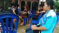Keluarga dan kerabat menunggu pemakaman Deudeuh Alfi Sahrin di TPU Kempung Mangga, Pancoran Mas, Depok, Jawa Barat. (Liputan6.com/Atem Allatif)