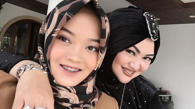 6 Potret Kenangan Manis Lina bersama Anak-Anaknya