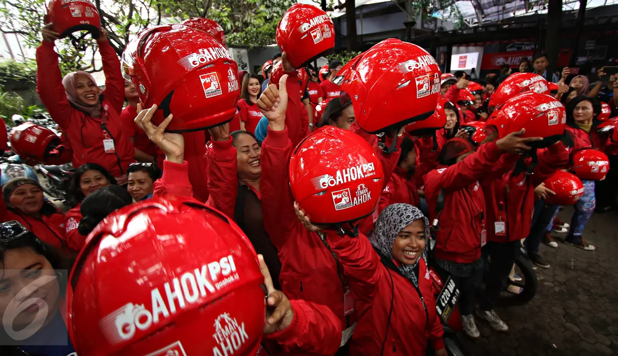 Pengemudi ojek online saat peluncuran aplikasi GoAhok PSI di Jakarta, Kamis (31/3). GoAhok PSI ini merupakan layanan penjemputan KTP warga Jakarta berbasis aplikasi untuk mendukung Ahok-Heru pada Pilkada DKI Jakarta 2017 (Liputan6.com/Immanuel Antonius)