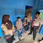 Samsul Ramadhan akhirnya bersedia melanjutkan sekolah setelah ada jaminan dari Bupati Indramayu Nina Agustina mengenai biaya. Samsul berhenti bersekolah setelah ibunya meninggal dunia dan ayahnya merantau ke Kalimantan. Foto: liputan6.com/edhie prayitno ige&nbsp;