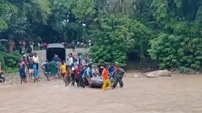 Ibu Hamil Terobos Sungai