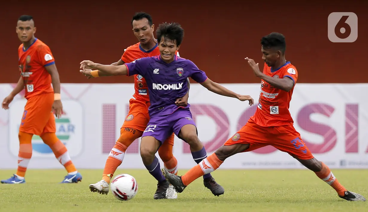 <p>Pemain Persiraja Banda Aceh berusaha menghentikan pergerakan pemain Persita Tangerang Rifky Dwi Septiawan dalam pertandingan babak penyisihan Piala Menpora 2021 di Stadion Maguwoharjo, Sleman, Rabu (24/3/2021). Persiraja menang 3-1. (Bola.com/Arief Bagus)</p>