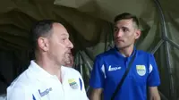Juan Belencoso, striker baru Persib Bandung asal Spanyol bersama pelatih Dejan Antonic. (Bola.com/Juprianto Alexander Sianipar)