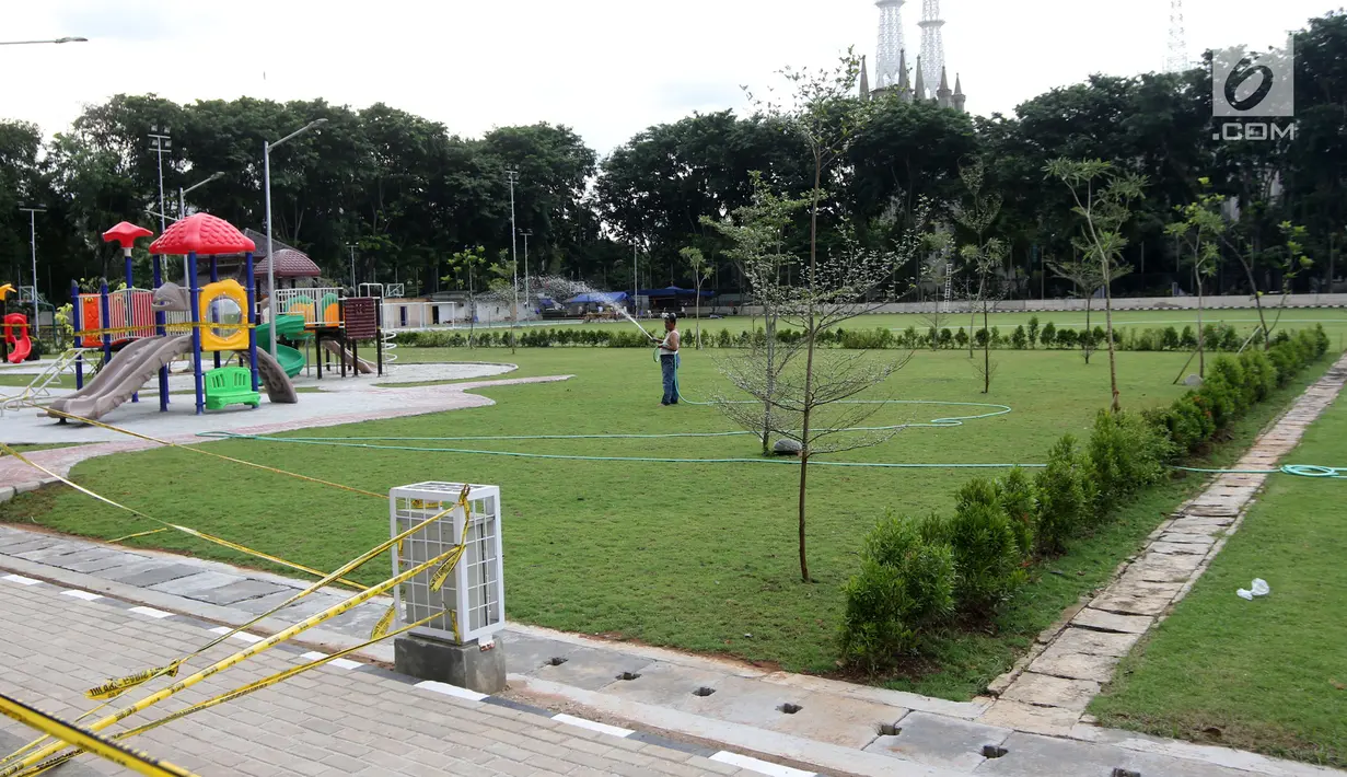 Pekerja menyirami rumput dalam pengerjaan revitalisasi Taman Lapangan Banteng, Jakarta Pusat, Rabu (7/3). Revitalisasi Taman Lapangan Banteng ditargetkan rampung pada akhir Maret 2018. (Liputan6.com/Arya Manggala)