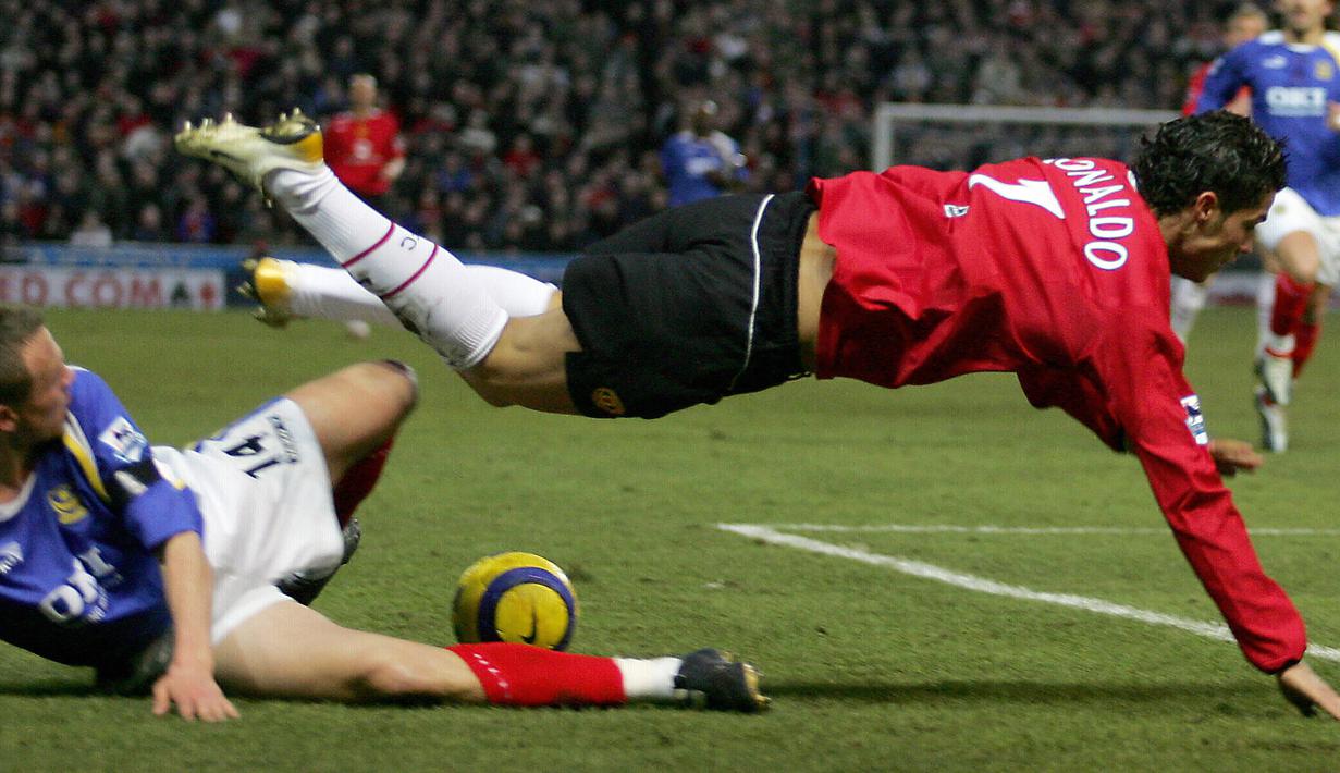 Portsmouth. Cristiano Ronaldo telah mencetak 6 gol ke gawang Portsmouth. Gol pertamanya yang dibuat pada 1 November 2003 melaui eksekusi tendangan bebas juga menjadi gol debutnya di Manchester United yang berujung kemenangan 3-0 atas Portsmouth. (Foto: AFP/Carl De Souza)