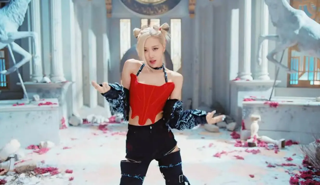 Sementara Rose BLACKPINK tampil edgy memakai off-shoulder linecut corset merah dari brand Didu. Penampilannya disempurnakan dengan leather jacket dari BLR BLVER dan celana denim panjang dengan detail sobek-sobek dari Skool. (YouTube/blackpink).