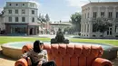 Saking girang, Zaskia Adya Mecca membagikan 9 foto saat di lokasi syuting Friends, di Warner Bros., Studio Tour Hollywood, AS, lewat akun Instagram terverifikasinya, Minggu (18/9/2022). Selama di sana, pikiran bintang sinetron Para Pencari Tuhan melayang ke masa SMA dan kuliah. Kala itu, ia tak begitu terkoneksi dengan topik Friends meski suka dengan serial ini. (Foto: Dok. Instagram @zaskiadyamecca)