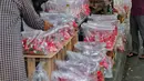 Aktivitas jual beli bunga tabur di pasar bunga Rawa Belong, Jakarta, Jumat (17/3/2023). (Liputan6.com/Angga Yuniar)