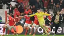 Berkat gol tersebut nama Anatoliy Trubin langsung tercatat dalam daftar eksklusif kiper pencetak gol di ajang Liga Champions. Tampak dalam foto, kiper Benfica asal Ukraina, Anatoliy Trubin merayakan setelah mencetak gol keempat timnya selama pertandingan pekan ke-8 Liga Champions 2025-2026 melawan Real Madrid di Estadio da Luz, Lisbon, Rabu (28/1/2026) waktu setempat atau Kamis (29/1/2026) dini hari WIB. (PATRICIA DE MELO MOREIRA/AFP)