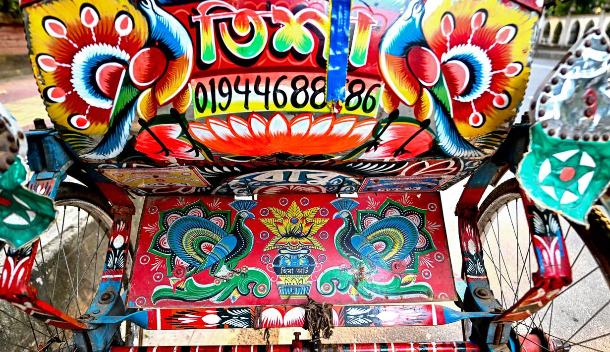Sebuah becak sepeda yang dihiasi dengan karya seni yang berwarna-warni di Dhaka. (Munir UZ ZAMAN/AFP)