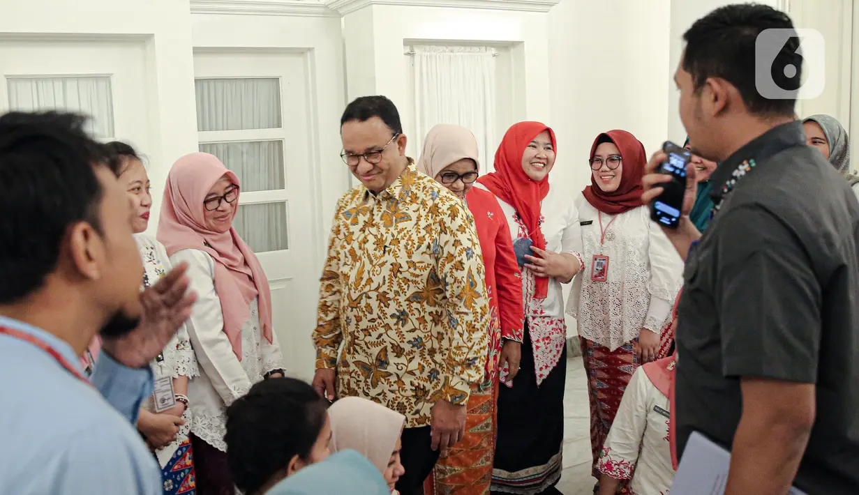 Gubernur DKI Jakarta Anies Baswedan (tengah) menyapa para Aparatur Sipil Negara (ASN) di Balai Kota DKI Jakarta, Jumat (14/10/2022). Di hari terakhir menjabat sebagai Gubernur DKI Jakarta, Anies Baswedan menyempatkan diri untuk menyapa ASN di Balai Kota. (Liputan6.com/Faizal Fanani)