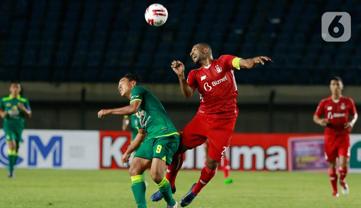 Penyerang Persebaya Surabaya, Samsul Arif (kiri), duel udara dengan bek Persik Kediri, Andri Ibo, pada laga Piala Menpora 2021 di Stadion Si Jalak Harupat, Bandung, Selasa (23/3/2021). Persebaya menang dengan skor 2-1. (Bola.com/M Iqbal Ichsan)