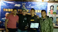 Atep usai mendapat penghargaan foto bareng bersama Tantan, Doel Sumbang, dan pengurus Viking, Dadan Garenk. (Bola.com/Erwin Snaz)