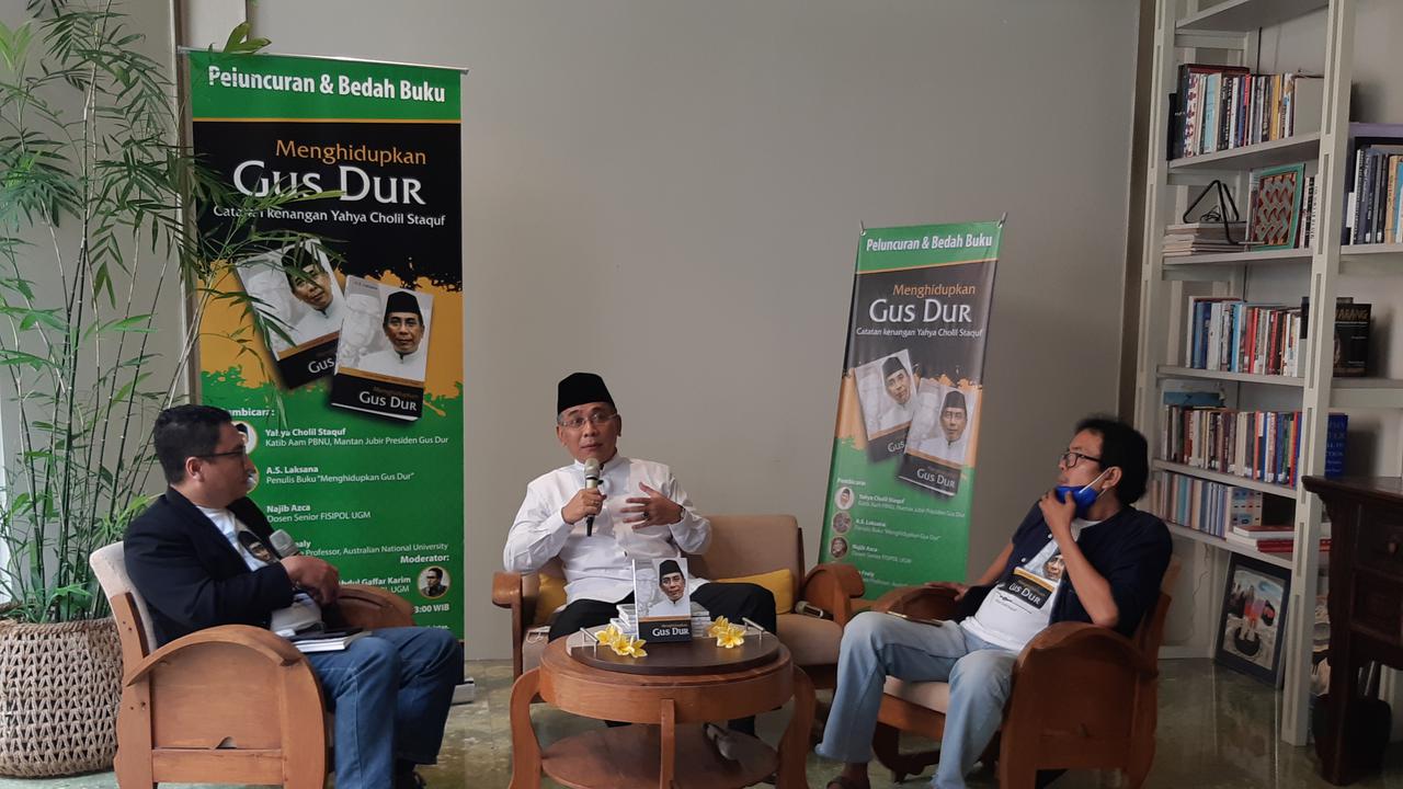 Katib Aam PBNU Yahya Cholil Staquf (tengah) dalam bedah buku "Menghidupkan Gus Dur" di Jakarta Selatan, Minggu (19/12/2021).