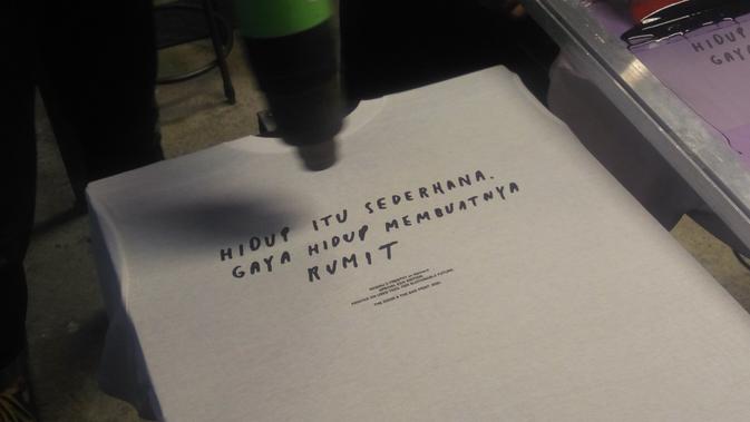 TGTB Print menawarkan konsep fashion ramah lingkungan dengan mencetak desain baru di baju bekas. (Liputan6.com/ Switzy Sabandar)