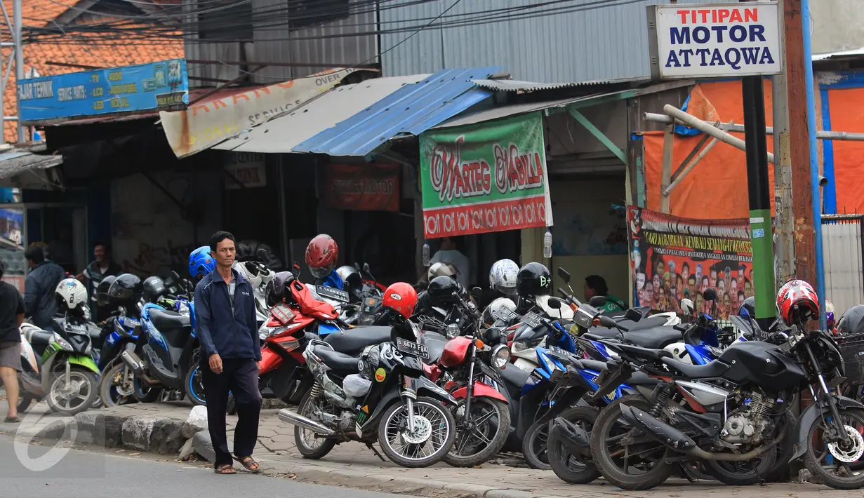 Sejumlah motor menggunakan trotoar sebagai tempat parkir di Jalan Juanda, Bekasi, 4 Oktober 2016. Padahal fungsi trotoar sejatinya merupakan hak pejalan kaki sesuai dengan UU No 2 Tahun 2009 Tentang Lalu Lintas dan Angkutan Jalan. (Foto: Fajar)