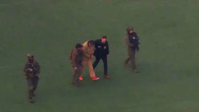 Gambar yang diambil dari tangkapan layar video ini menunjukkan Nicolas Maduro dikawal untuk naik helikopter menuju Pengadilan Federal Manhattan, Senin, 5 Januari 2026, di New York. (Dok. AP News)