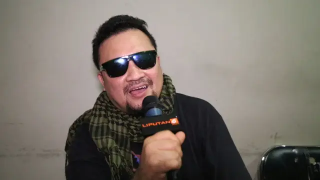 Baron 'Gelagapan' Mengendarai Motor di Atas Aspal