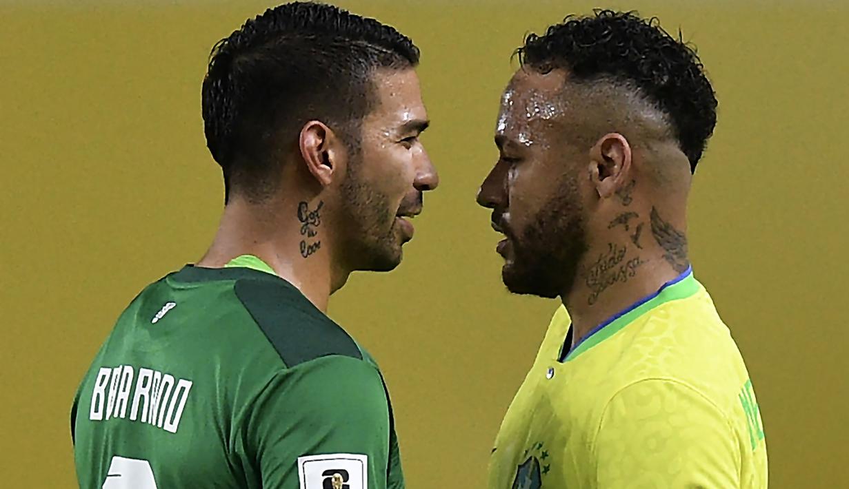Striker Timnas Brasil, Neymar (kanan) bersitegang dengan gelandang Bolivia, Diego Bejarano pada laga Kualifikasi Piala Dunia 2026 zona Conmebol di Mangueirao Stadium, Belem, Brasil, Sabtu (9/9/2023) pagi WIB. (AFP/Carl De Souza)