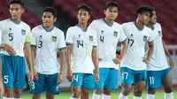 Para pemain Timnas Indonesia U-22 berbaris setelah berakhirnya laga leg kedua uji coba menghadapi Timnas Lebanon U-22 di Stadion Utama Gelora Bung Karno (SUGBK), Jakarta, Minggu (16/4/2023). Timnas Indonesia U-22 menang dengan skor 1-0. (Bola.com/M Iqbal Ichsan)