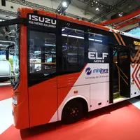 Debut di GIIAS 2025, Isuzu ELF NQR B Siap Jadi Andalan Baru Transjakarta