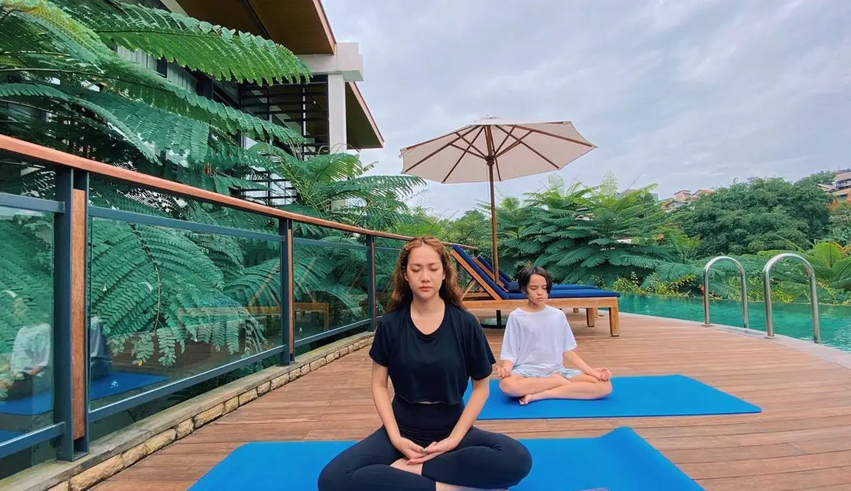 Ia juga suka dengan olahraga yoga bareng putra semata wayangnya. Momen kebersamaan ini sukses mencuri perhatian. (Liputan6.com/IG/@bclsinclair).
