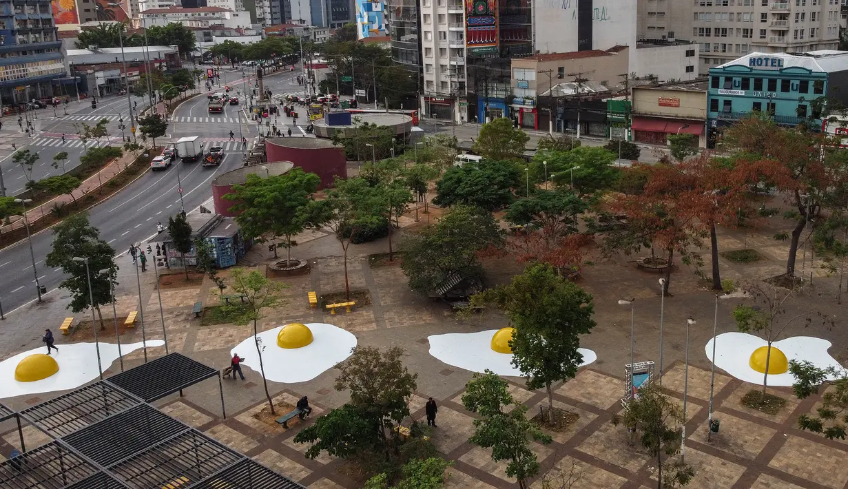 Foto udara dari intervensi perkotaan yang disebut "Eggcident" - sebuah peringatan akan parahnya pemanasan global - oleh seniman Belanda Henk Hofstra selama acara tahunan "Virada Sustentavel SP", di Sao Paulo, Brasil, pada 18 September 2020. (NELSON ALMEIDA / AFP)