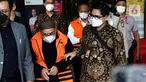 Petugas menggiring dua tersangka dugaan korupsi pekerjaan pembangunan Stadion Mandala Krida Daerah Istimewa Yogyakarta menuju mobil tahanan di Gedung KPK, Jakarta, Kamis (21/7/2022). KPK menahan Direktur Utama PT Arsigraphi, Sugiharto (kedua kiri depan) dan Kabid Pendidikan Khusus Dinas Pendidikan, Pemuda dan Olahraga DIY, Edy Wahyudi. (Liputan6.com/Helmi Fithriansyah)