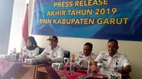 Seperti tahun sebelumnya, BNNK Garut, Jawa barat kembali menyampaikan capaian kinerja dalam rilis yang disampaikan di kantornya, Senin (30/12/2019). (Liputan6.com/Jayadi Supriadin)