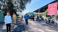 Jokowi mengecek langsung kondisi jalan rusak di dekat Pelabuhan Talang Dukuh, Kabupaten Muaro Jambi, Provinsi Jambi, Selasa (16/5/2023). (Foto: Laily Rachev - Biro Pers Sekretariat Presiden)