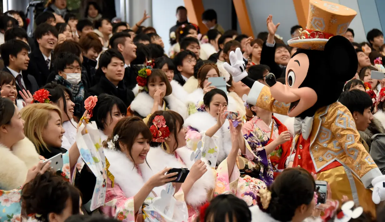 Sejumlah gadis Jepang berkumpul di salah satu taman hiburan merayakan Coming of Age Day, Senin (9/1).  Perayaan ini untuk menyambut datangnya kedewasaan bagi muda-mudi Jepang yang mulai menginjak usia 20 tahun. (AFP Photo/ TORU YAMANAKA)
