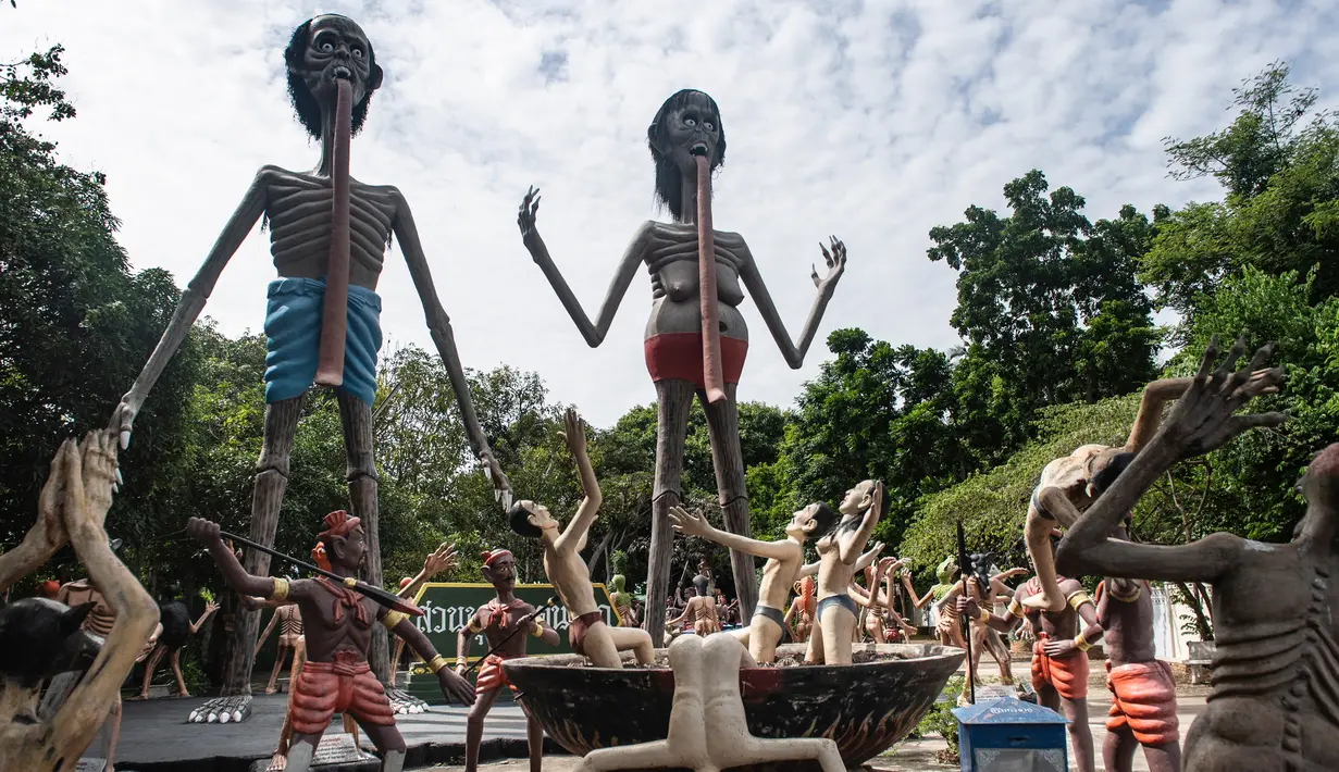 Patung-patung menggambarkan nasib orang-orang yang melakukan perbuatan buruk di sebuah taman yang menggambarkan neraka versi Buddha di kuil Wat Saeng Suk di provinsi pesisir Thailand, Chonburi (9/7/2020). (AFP/Lillian Suwanrumpha)