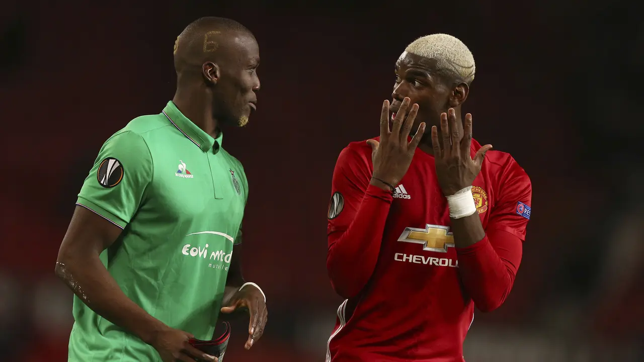 Paul Pogba saat berbincang dengan kakaknya, Florentin Pogba, setelah membawa Manchester United (MU) mengalahkan Saint-Etienne pada leg pertama babak 32 besar Liga Europa.