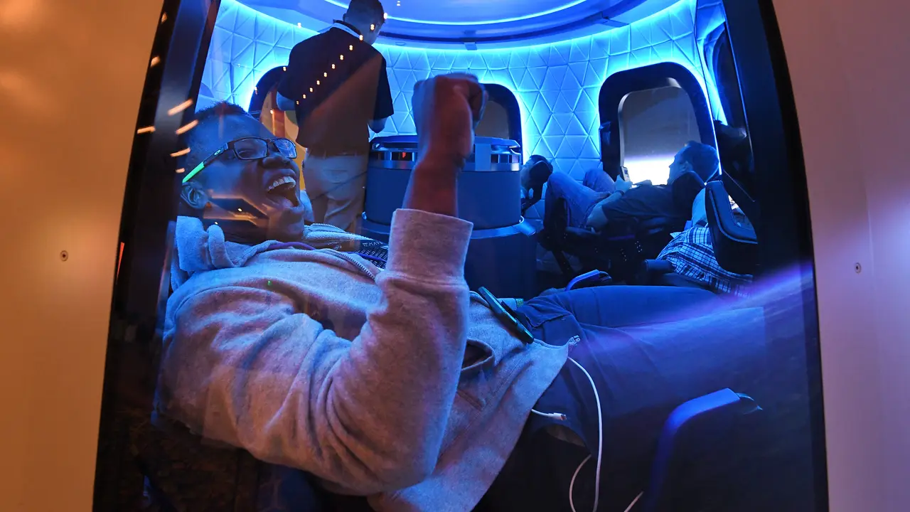 Peserta menikmati Blue Origin Space Simulator selama konferensi Amazon tentang robotika dan kecerdasan buatan di Hotel Aria di Las Vegas, Nevada. Mark Ralston/AFP