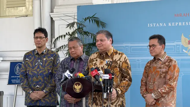 Menteri Koordinator Bidang Perekonomian Airlangga Hartarto bersama beberapa menteri lain memberikan keterangan di Kompleks Istana Kepresidenan Jakarta, Kamis (21/5/2026). (Liputan6.com/Lizsa)