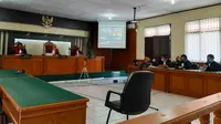 Sidang Bupati Bengkalis non aktif, Amril Mukminin, yang digelar secara virtual di Pengadilan Tipikor Pekanbaru. (Liputan6.com/M Syukur)