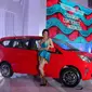 Model berfoto saat peluncuran mobil Toyota Calya dan Daihatsu Sigra di pabrik PT Astra Daihatsu Motor, Karawang, Jawa Barat, (2/8). Kolaborasi Toyota dan Daihatsu yang telah menghasilkan produk Avanza-Xenia dan Rush-Terios. (Liputan6.com/Angga Yuniar)