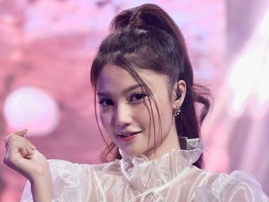Potret Mirriam Eka dengan busana berwarna putih saat dirinya tampil di panggung. Penyanyi kelahiran Yogyakarta ini mulai dikenal saat mengikuti audisi Rising Star Indonesia 2018. (Instagram/@mariaeka_)